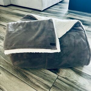 UGG Gray and White Sherpa COMFORTER TWIN
